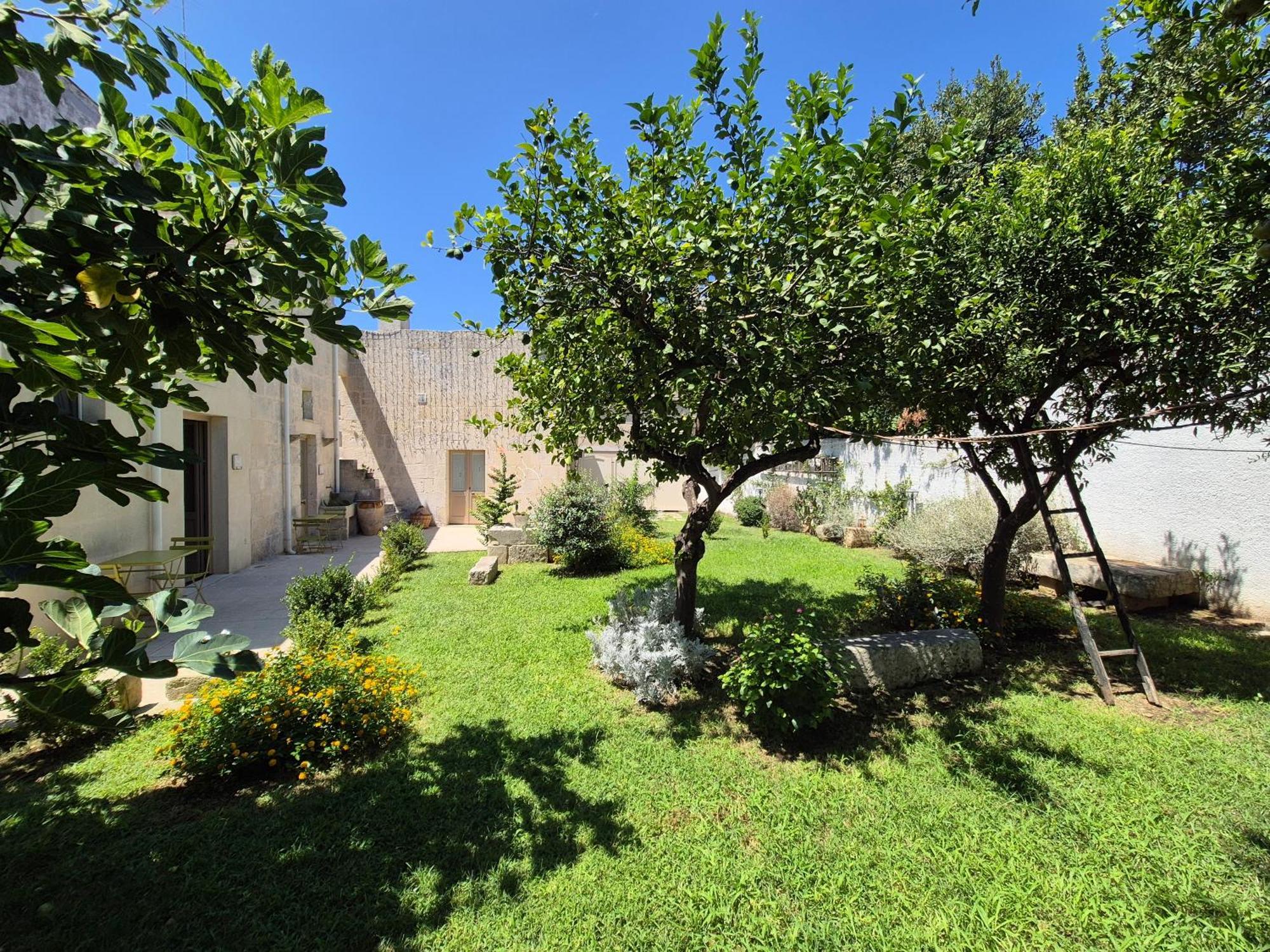 Casa Frea Dimora Storica Bed & Breakfast Martano Exterior photo